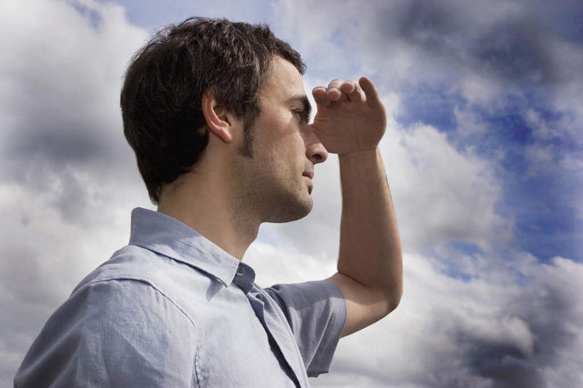 西方人,一个人,站,横图,室外,白天,仰视,衬衫,旅游,度假,欧洲,欧洲人,仅一个男性,仅一个人,远视,远眺,服装,云,云朵,云彩,注视,休闲装,娱乐,仅一个年轻男性,衣服,白云,蓝天,天空,天,观察,看,站着,享受,休闲,休闲服,放松,遮,服饰,观看,察看,关注,男人,男性,年轻男性,白种人,玩耍,半身,彩图,低角度拍摄,衬衣