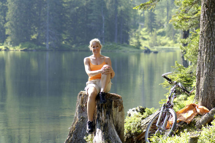 西方人,一个人,坐,笑,微笑,横图,室外,白天,正面,锻炼,运动,湖,湖泊,森林,山,山脉,树林,水,植物,自行车,欧洲,欧洲人,仅一个女性,仅一个人,抱腿,服装,朦胧,模糊,湖面,山峰,水流,水面,树桩,山峦,注视,休闲装,车,脚踏车,树,树木,衣服,绿色,自然,交通工具,湖水,群山,观察,看,仅一个中年女性,休闲,休闲服,服饰,观看,察看,关注,体育,女人,女性,中年女性,白种人,坐着,彩图,全身,健身