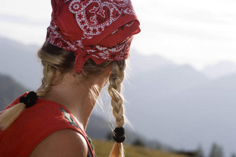 西方人,头,头发,一个人,农民,站,横图,室外,特写,白天,草地,草坪,山,山脉,植物,欧洲,欧洲人,仅一个年轻女性,仅一个女性,仅一个人,戴,远视,远眺,朦胧,模糊,头巾,山峰,云,云朵,山峦,云彩,注视,草,背面,绿色,白云,蓝天,天空,群山,天,观察,看,站着,金色,观看,麻花辫,察看,关注,年轻女性,女人,女性,白种人,头部,长发,佃农,农场主,农夫,农工,乡下人,小农,庄稼人,半身,彩图