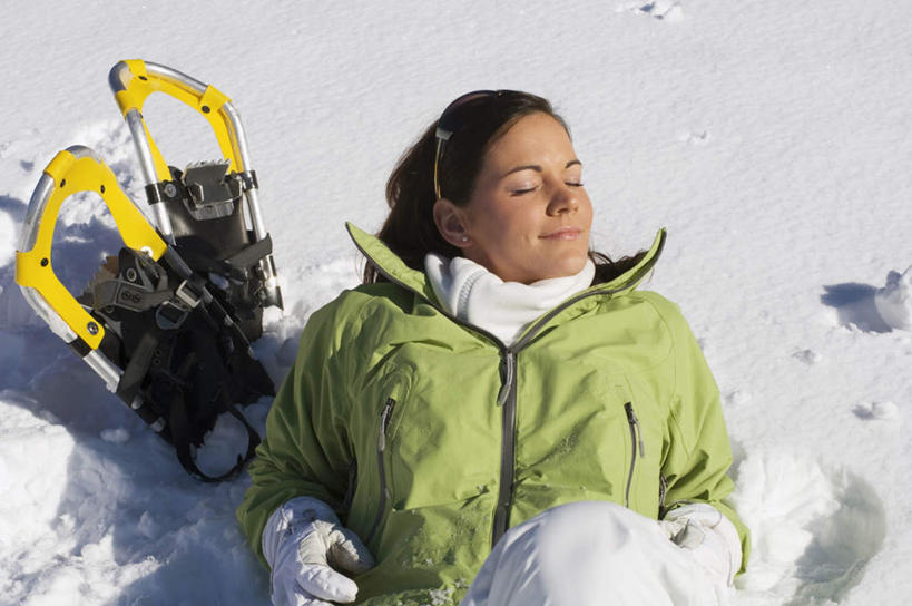 西方人,一个人,坐,闭眼,睡,横图,俯视,室外,白天,旅游,度假,雪,大雪,欧洲,欧洲人,仅一个年轻女性,仅一个女性,仅一个人,服装,装饰,积雪,雪景,冬天,娱乐,衣服,蓝天,手套,享受,休闲,温暖,放松,服饰,羽绒服,保暖,华丽,点缀,御寒,衬托,美观,雅致,雅观,冬装,年轻女性,女人,女性,白种人,闭眼睛,闭着眼,闭着眼睛,困,困觉,寝息,睡觉,玩耍,坐着,半身,彩图,高角度拍摄