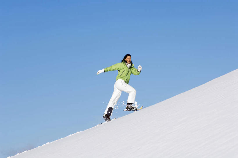 西方人,一个人,站,伸展双臂,笑,微笑,露齿笑,横图,室外,白天,侧面,旅游,度假,雪,大雪,欧洲,欧洲人,仅一个年轻女性,仅一个女性,仅一个人,戴,阴影,光线,影子,积雪,雪景,冬天,注视,娱乐,蓝色,蓝天,天空,阳光,手套,天,观察,看,站着,享受,休闲,放松,晴朗,观看,察看,关注,雪鞋,万里无云,年轻女性,女人,女性,白种人,晴空,晴空万里,敞开双臂,伸开双臂,玩耍,展开双肩,张开手臂,张开双臂,彩图,全身