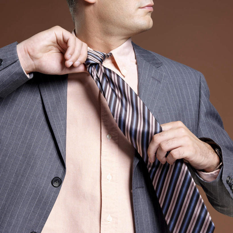 西方人,一个人,商务人士,商务男性,站,方图,室内,特写,白天,正面,衬衫,欧洲,欧洲人,仅一个男性,仅一个人,仅一个中年男性,握,套装,领带,拿,拿着,站着,握着,摄影,影棚,褐色背景,整理,象征,庄重,商务装,身份,收拾,工薪阶层,正式,地位,整顿,清算,男人,男性,中年男性,白种人,白领,上班族,站立,半身,彩图,影棚拍摄,衬衣,拍摄