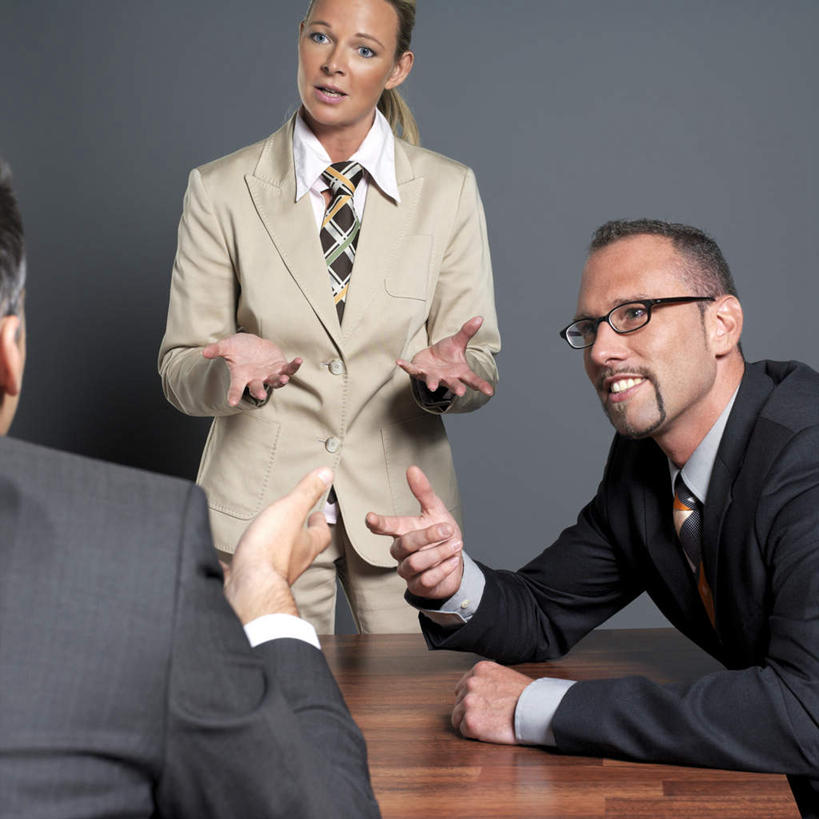 西方人,背部,三个人,同事,商务人士,商务男性,商务女性,办公室,站,坐,说,方图,室内,白天,正面,衬衫,讨论,成功,合作,团队,集体,信心,家具,桌子,欧洲,欧洲人,灰色背景,套装,开会,会议,眼镜,办公桌,注视,队伍,观察,看,站着,摄影,影棚,观看,察看,领导,成就,关注,商务装,合伙,领袖,近视眼镜,工薪阶层,办公家具,交流,男人,男性,女人,女性,中年男性,中年女性,白种人,白领,上班族,沟通,讲话,交谈,商讨,说话,谈话,站立,坐着,半身,彩图,影棚拍摄,衬衣,拍摄