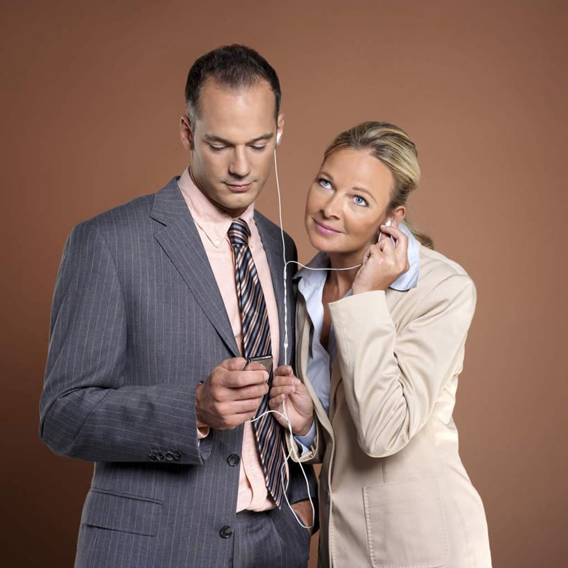 西方人,两个人,同事,商务人士,商务男性,商务女性,站,笑,微笑,露齿笑,方图,室内,白天,正面,衬衫,陶醉,快乐,满意,幸福,成功,合作,团队,集体,信心,欧洲,欧洲人,握,套装,领带,音响,音乐,拿,音乐播放器,拿着,注视,娱乐,队伍,耳机,观察,看,站着,享受,休闲,放松,握着,摄影,影棚,褐色背景,观看,察看,领导,舒适,享乐,象征,庄重,成就,关注,商务装,身份,合伙,领袖,MP3播放器,工薪阶层,正式,地位,男人,男性,女人,女性,中年男性,中年女性,白种人,白领,上班族,站立,半身,彩图,影棚拍摄,衬衣,拍摄,播放器,沉醉