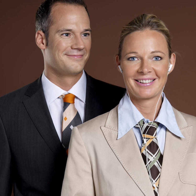 西方人,脸,头,脸颊,两个人,同事,商务人士,商务男性,商务女性,站,方图,室内,特写,白天,正面,衬衫,快乐,满意,幸福,成功,合作,团队,集体,信心,欧洲,欧洲人,套装,领带,音响,音乐,注视,娱乐,队伍,肩膀,耳机,观察,看,站着,享受,休闲,放松,摄影,影棚,褐色背景,观看,察看,领导,舒适,享乐,象征,庄重,成就,关注,商务装,身份,合伙,领袖,工薪阶层,正式,地位,男人,男性,女人,女性,中年男性,中年女性,白种人,头部,脸部,脸蛋,面部,白领,上班族,站立,半身,彩图,影棚拍摄,衬衣,拍摄