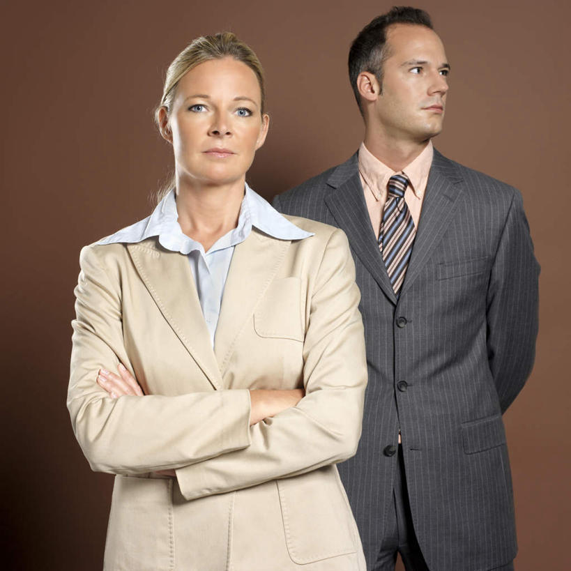 西方人,两个人,同事,商务人士,商务男性,商务女性,站,双手交叉,方图,室内,白天,正面,衬衫,成功,合作,团队,集体,信心,欧洲,欧洲人,套装,领带,扭头,注视,队伍,观察,看,站着,转头,摄影,影棚,褐色背景,观看,察看,领导,双手抱胸,象征,庄重,成就,关注,商务装,身份,合伙,领袖,工薪阶层,背手,正式,地位,男人,男性,女人,女性,中年男性,中年女性,白种人,白领,上班族,站立,半身,彩图,影棚拍摄,衬衣,拍摄