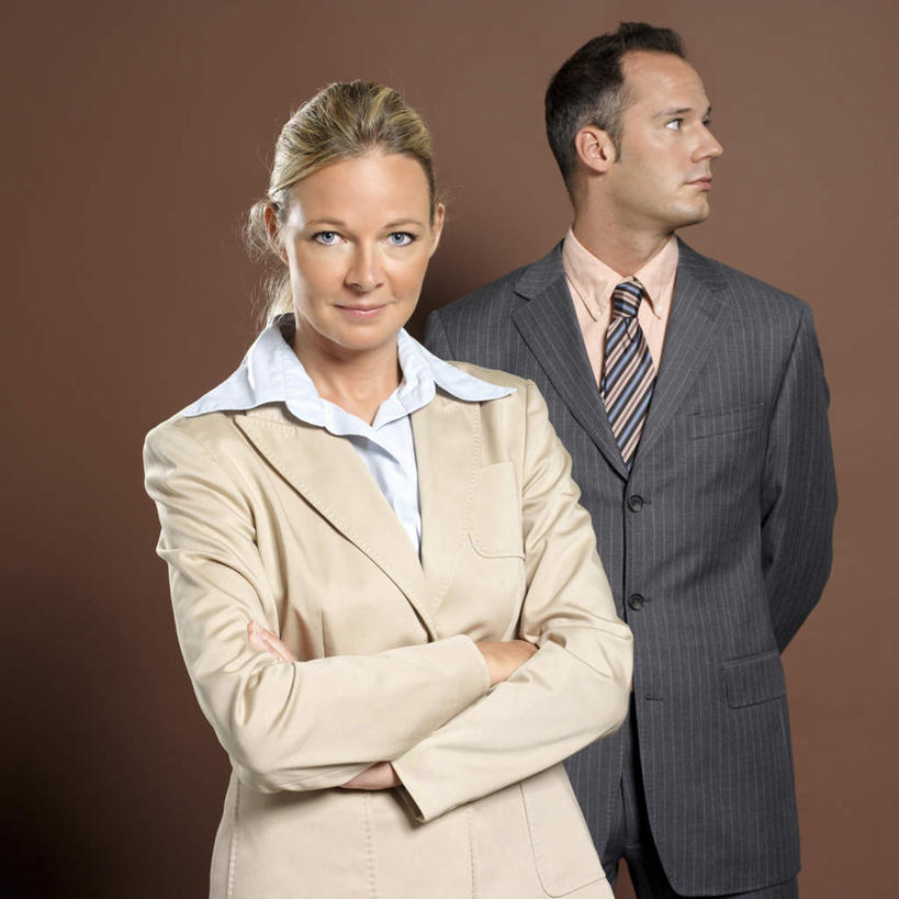 西方人,两个人,同事,商务人士,商务男性,商务女性,站,双手交叉,方图,室内,白天,正面,衬衫,成功,合作,团队,集体,信心,欧洲,欧洲人,套装,领带,扭头,注视,队伍,观察,看,站着,转头,摄影,影棚,褐色背景,观看,察看,领导,双手抱胸,象征,庄重,成就,关注,商务装,身份,合伙,领袖,工薪阶层,背手,正式,地位,男人,男性,女人,女性,中年男性,中年女性,白种人,白领,上班族,站立,半身,彩图,影棚拍摄,衬衣,拍摄