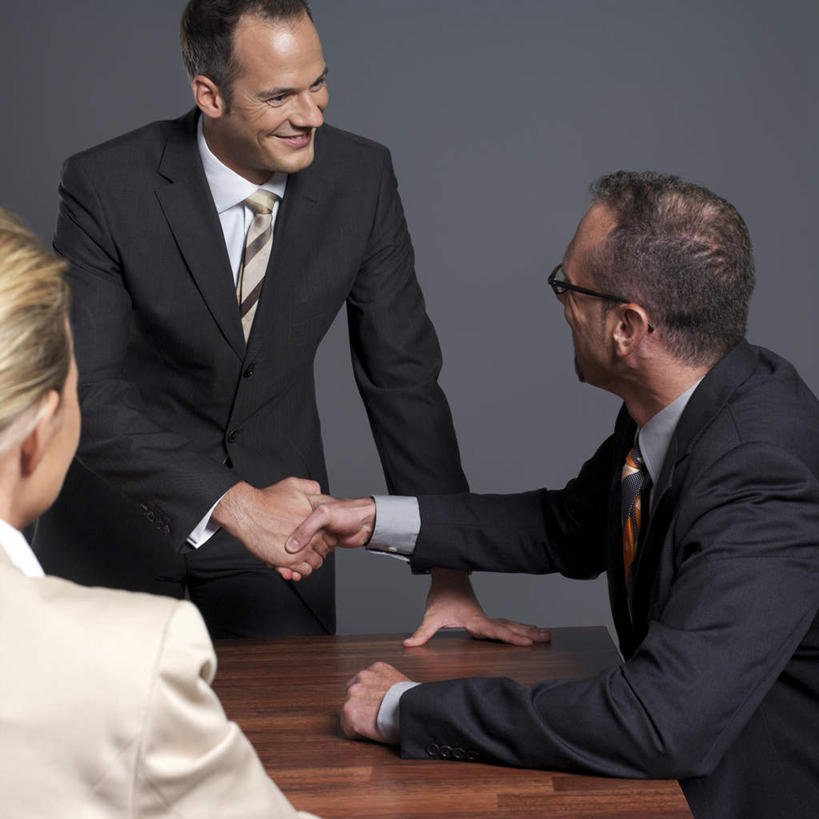 西方人,背部,三个人,同事,商务人士,商务男性,商务女性,站,坐,握手,笑,微笑,露齿笑,方图,室内,白天,正面,衬衫,成功,合作,团队,集体,信心,欧洲,欧洲人,灰色背景,套装,眼镜,领带,注视,队伍,观察,看,站着,摄影,影棚,观看,察看,领导,象征,庄重,成就,关注,商务装,身份,合伙,领袖,近视眼镜,工薪阶层,正式,地位,男人,男性,女人,女性,中年男性,中年女性,白种人,白领,上班族,搀手,拉手,手搀手,手拉手,手牵手,手握手,站立,坐着,半身,彩图,影棚拍摄,衬衣,拍摄