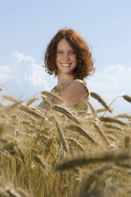 西方人,一个人,农田,站,笑,微笑,露齿笑,竖图,室外,白天,仰视,裙子,庄稼,农作物,小麦,欧洲,欧洲人,仅一个女性,仅一个人,阴影,连衣裙,光线,影子,云,云朵,谷物,云彩,注视,蓝色,白云,蓝天,天空,阳光,天,观察,看,站着,仅一个中年女性,麦子,晴朗,观看,察看,关注,女人,女性,中年女性,白种人,晴空,站立,半身,彩图,低角度拍摄,耕地,庄稼田