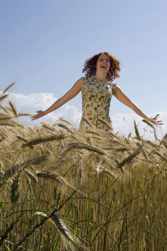 西方人,一个人,农田,站,伸展双臂,笑,微笑,露齿笑,竖图,室外,白天,仰视,裙子,庄稼,农作物,小麦,欧洲,欧洲人,仅一个女性,仅一个人,阴影,连衣裙,光线,影子,云,云朵,谷物,云彩,注视,蓝色,白云,蓝天,天空,阳光,天,观察,看,站着,仅一个中年女性,麦子,晴朗,观看,察看,关注,女人,女性,中年女性,白种人,晴空,敞开双臂,伸开双臂,展开双肩,站立,张开手臂,张开双臂,半身,彩图,低角度拍摄,耕地,庄稼田