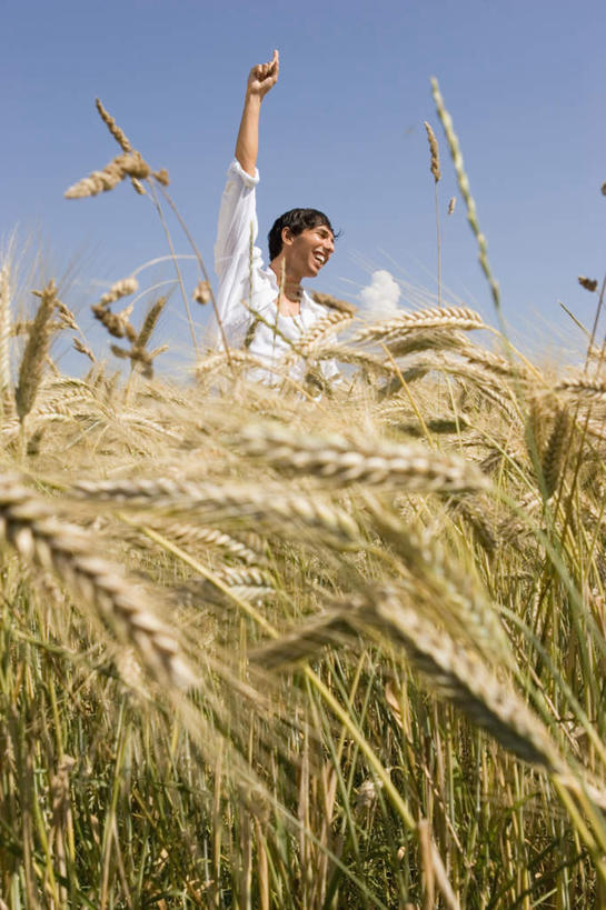 西方人,一个人,农田,站,举,竖图,室外,白天,仰视,衬衫,庄稼,农作物,小麦,欧洲,欧洲人,仅一个男性,仅一个人,仅一个中年男性,握,阴影,服装,光线,影子,谷物,注视,鼓励,衣服,蓝色,白色,蓝天,天空,阳光,天,观察,加油,看,手势,托,握拳,站着,打气,握着,服饰,麦子,晴朗,观看,察看,衣着,穿着,关注,鼓舞,万里无云,衣饰,男人,男性,中年男性,白种人,晴空,晴空万里,举起,举手,举着,向上举,向上伸,向上托,站立,半身,彩图,低角度拍摄,衬衣,耕地,庄稼田