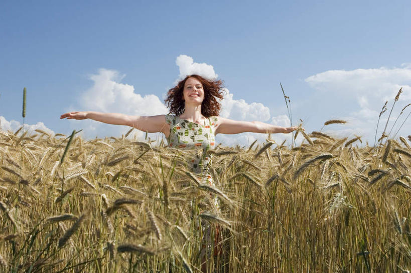 西方人,一个人,农田,站,伸展双臂,笑,微笑,露齿笑,横图,室外,白天,仰视,裙子,庄稼,农作物,小麦,欧洲,欧洲人,仅一个女性,仅一个人,阴影,连衣裙,光线,影子,云,云朵,谷物,云彩,注视,蓝色,白云,蓝天,天空,阳光,天,观察,看,站着,仅一个中年女性,麦子,晴朗,观看,察看,关注,女人,女性,中年女性,白种人,晴空,敞开双臂,伸开双臂,展开双肩,站立,张开手臂,张开双臂,半身,彩图,低角度拍摄,耕地,庄稼田