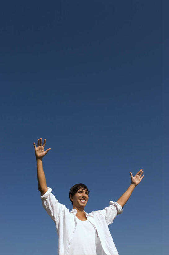 西方人,一个人,站,举,笑,微笑,露齿笑,竖图,室外,白天,仰视,衬衫,欧洲,欧洲人,仅一个男性,仅一个人,仅一个中年男性,阴影,服装,光线,影子,注视,衣服,蓝色,白色,蓝天,天空,阳光,天,观察,看,托,站着,服饰,晴朗,观看,察看,衣着,穿着,关注,万里无云,衣饰,男人,男性,中年男性,白种人,晴空,晴空万里,举起,举手,举着,向上举,向上伸,向上托,站立,半身,彩图,低角度拍摄,衬衣