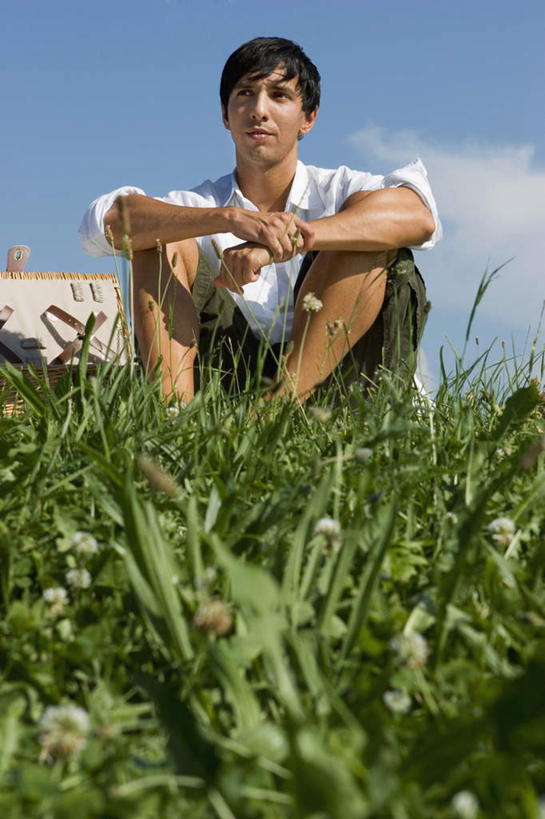 西方人,一个人,坐,双手交叉,竖图,室外,白天,仰视,衬衫,草地,草坪,植物,欧洲,欧洲人,仅一个男性,仅一个人,仅一个中年男性,阴影,服装,光线,影子,云,云朵,云彩,注视,草,衣服,蓝色,绿色,白云,蓝天,天空,阳光,天,观察,看,服饰,晴朗,观看,察看,衣着,穿着,关注,衣饰,男人,男性,中年男性,白种人,晴空,十字手,坐着,彩图,低角度拍摄,全身,衬衣