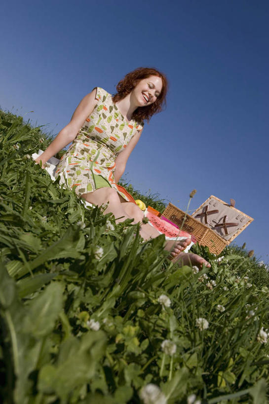 西方人,一个人,坐,笑,交叉,微笑,露齿笑,竖图,室外,白天,仰视,裙子,草地,草坪,植物,竹子,欧洲,欧洲人,仅一个女性,仅一个人,撑,阴影,竹制,连衣裙,编织,光线,篮子,影子,坐垫,注视,草,蓝色,绿色,蓝天,天空,阳光,竹篮,天,观察,看,仅一个中年女性,晴朗,观看,竹条,交织,察看,撑着,竹制品,关注,万里无云,野餐垫,野餐地毯,多功能毯,食物篮,穿插,女人,女性,中年女性,白种人,晴空,晴空万里,坐着,彩图,低角度拍摄,全身,野餐篮