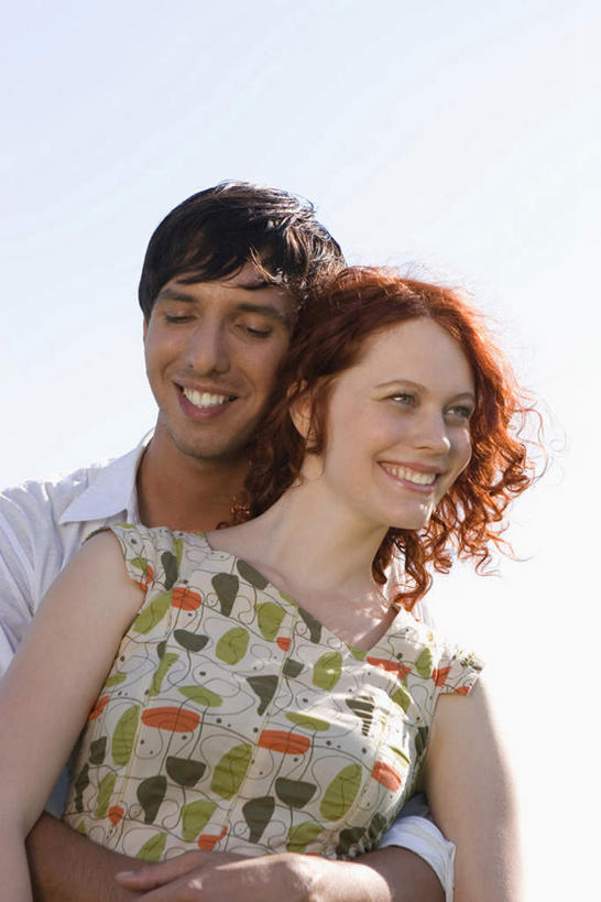 西方人,两个人,站,闭眼,抱,笑,微笑,露齿笑,竖图,室外,白天,正面,衬衫,裙子,爱情,欧洲,欧洲人,阴影,连衣裙,光线,影子,浪漫,注视,蓝色,蓝天,天空,阳光,天,观察,看,站着,温暖,温馨,恩爱,恋人,晴朗,抱着,观看,和睦,察看,搂着,关注,万里无云,男人,男性,女人,女性,中年男性,中年女性,白种人,情侣,晴空,晴空万里,闭眼睛,闭着眼,闭着眼睛,怀抱,搂,搂抱,相抱,拥抱,站立,半身,彩图,衬衣,伴侣,融洽