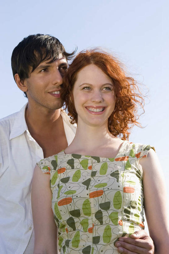 西方人,两个人,站,抱,笑,微笑,露齿笑,竖图,室外,白天,正面,衬衫,裙子,爱情,欧洲,欧洲人,阴影,连衣裙,光线,影子,浪漫,注视,蓝色,蓝天,天空,阳光,天,观察,看,站着,温暖,温馨,恩爱,恋人,晴朗,抱着,观看,和睦,察看,搂着,关注,万里无云,男人,男性,女人,女性,中年男性,中年女性,白种人,情侣,晴空,晴空万里,怀抱,搂,搂抱,相抱,拥抱,站立,半身,彩图,衬衣,伴侣,融洽