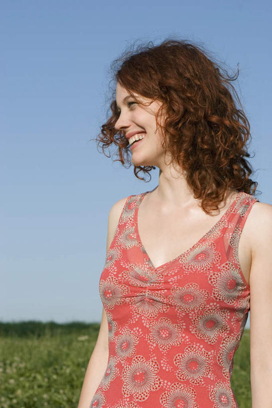 西方人,一个人,站,笑,微笑,露齿笑,竖图,室外,白天,正面,裙子,草地,草坪,植物,欧洲,欧洲人,仅一个女性,仅一个人,阴影,连衣裙,光线,影子,扭头,注视,草,红色,蓝色,绿色,蓝天,天空,阳光,天,观察,看,站着,转头,仅一个中年女性,晴朗,观看,察看,关注,万里无云,女人,女性,中年女性,白种人,晴空,晴空万里,站立,半身,彩图