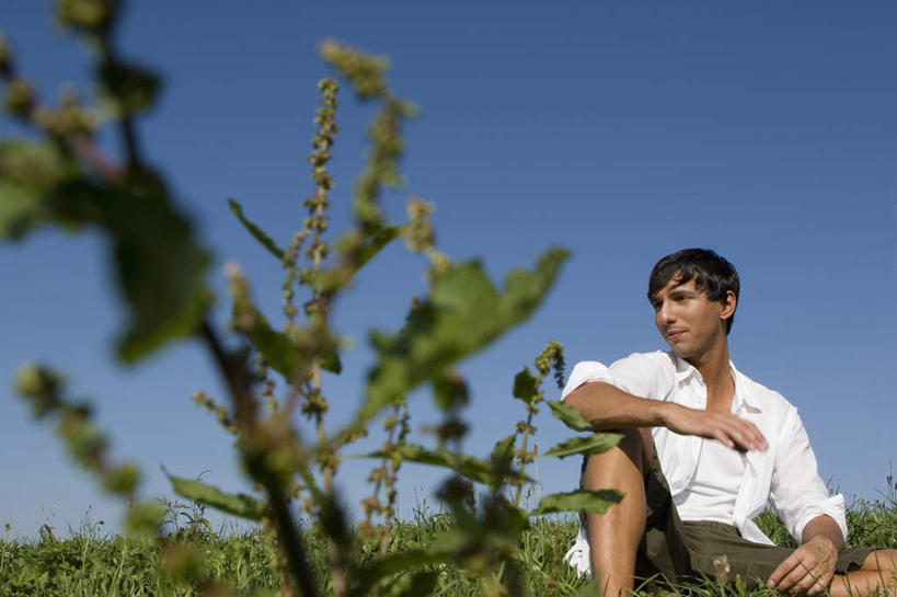 西方人,一个人,坐,横图,室外,白天,正面,衬衫,草地,草坪,植物,欧洲,欧洲人,仅一个男性,仅一个人,仅一个中年男性,撑,阴影,服装,光线,影子,扭头,注视,草,衣服,蓝色,绿色,蓝天,天空,阳光,天,观察,看,转头,服饰,晴朗,观看,察看,撑着,衣着,穿着,关注,万里无云,衣饰,男人,男性,中年男性,白种人,晴空,晴空万里,坐着,半身,彩图,衬衣