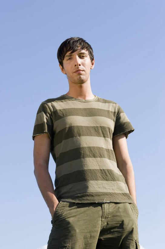 西方人,一个人,站,竖图,室外,白天,仰视,欧洲,欧洲人,仅一个男性,仅一个人,仅一个中年男性,阴影,服装,光线,影子,注视,休闲装,衣服,蓝色,蓝天,天空,阳光,天,观察,看,站着,休闲,休闲服,服饰,晴朗,观看,察看,双手插袋,关注,手插袋,万里无云,双手抄兜,双手放兜,男人,男性,中年男性,白种人,晴空,晴空万里,插兜,两手抄兜,两手放兜,手插兜,手放口袋,站立,半身,彩图,低角度拍摄,手抄兜