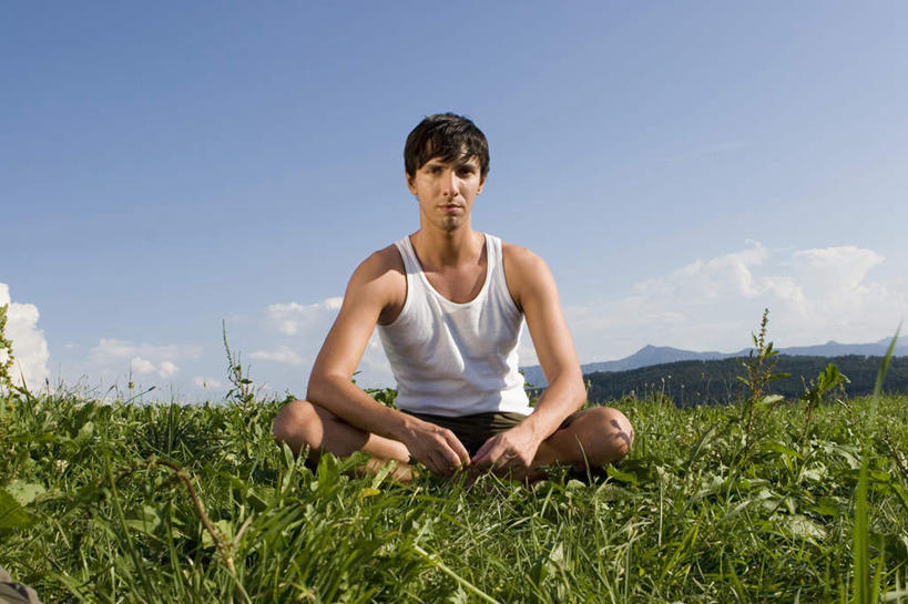 西方人,一个人,坐,笑,盘腿,微笑,横图,室外,白天,正面,草地,草坪,植物,欧洲,欧洲人,仅一个男性,仅一个人,仅一个中年男性,阴影,服装,光线,背心,影子,云,云朵,云彩,注视,草,衣服,蓝色,绿色,白色,白云,蓝天,天空,阳光,天,观察,看,服饰,晴朗,观看,察看,衣着,穿着,关注,衣饰,男人,男性,中年男性,白种人,晴空,盘腿而坐,盘膝,盘着腿的,盘着腿坐,双腿交叉,坐着,彩图,全身