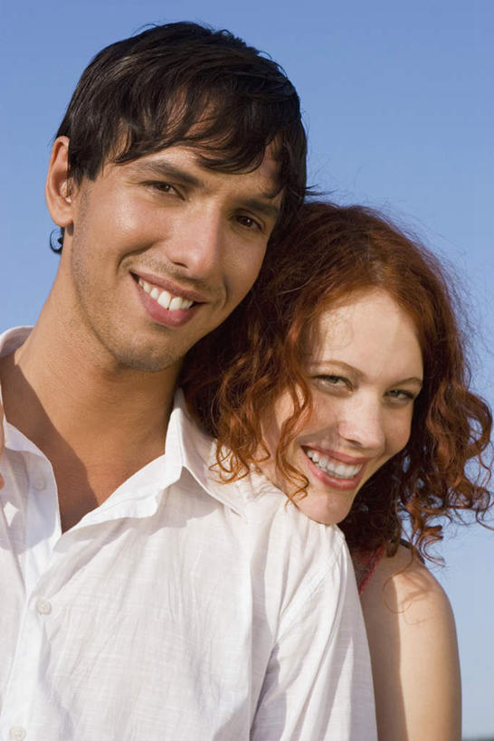 西方人,两个人,站,笑,微笑,露齿笑,竖图,室外,白天,正面,衬衫,裙子,爱情,欧洲,欧洲人,阴影,连衣裙,服装,光线,影子,浪漫,依偎,注视,衣服,蓝色,蓝天,天空,阳光,天,观察,看,靠,靠着,倚靠,站着,温暖,温馨,恩爱,恋人,服饰,晴朗,观看,和睦,察看,倚着,衣着,穿着,关注,万里无云,依附,依赖,投靠,衣饰,男人,男性,女人,女性,中年男性,中年女性,白种人,情侣,晴空,晴空万里,站立,半身,彩图,衬衣,伴侣,融洽