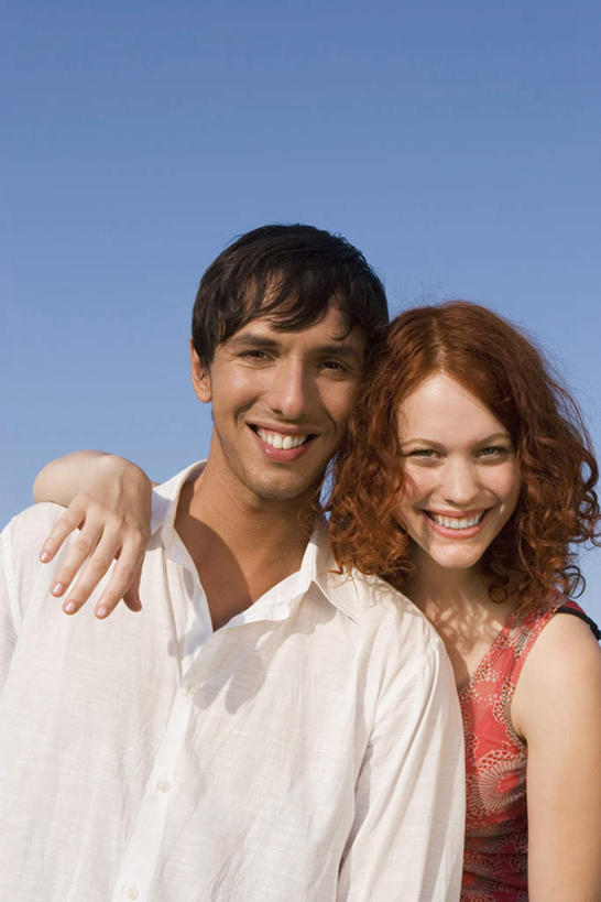 西方人,两个人,站,抱,笑,微笑,露齿笑,竖图,室外,白天,正面,衬衫,裙子,爱情,欧洲,欧洲人,阴影,连衣裙,服装,光线,影子,浪漫,依偎,注视,衣服,蓝色,蓝天,天空,阳光,天,观察,看,靠,靠着,倚靠,站着,温暖,温馨,恩爱,恋人,服饰,晴朗,抱着,观看,和睦,察看,搂着,倚着,衣着,穿着,关注,万里无云,依附,依赖,投靠,衣饰,男人,男性,女人,女性,中年男性,中年女性,白种人,情侣,晴空,晴空万里,怀抱,搂,搂抱,相抱,拥抱,站立,半身,彩图,衬衣,伴侣,融洽