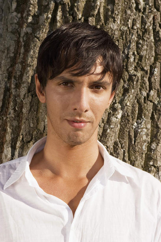 西方人,脸,头,脸颊,一个人,站,笑,微笑,竖图,室外,特写,白天,正面,衬衫,植物,欧洲,欧洲人,仅一个男性,仅一个人,仅一个中年男性,阴影,服装,光线,影子,树桩,注视,肩膀,树,树干,树木,衣服,绿色,白色,阳光,自然,观察,看,站着,木桩,服饰,生长,成长,观看,察看,衣着,穿着,关注,衣饰,男人,男性,中年男性,白种人,头部,脸部,脸蛋,面部,站立,半身,彩图,衬衣