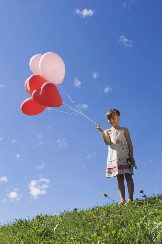 西方人,儿童,一个人,站,竖图,室外,白天,仰视,裙子,爱情,游戏,纯洁,草地,草坪,植物,玩具,欧洲,欧洲人,仅一个女性,仅一个人,握,阴影,连衣裙,爱心,光线,影子,塑料,云,云朵,浪漫,拿,玩,云彩,拿着,注视,娱乐,草,小孩,红色,蓝色,绿色,白云,蓝天,天空,阳光,气球,塑料制品,天,观察,看,站着,仅一个小孩,休闲,温暖,温馨,心形,充气玩具,橡胶,恩爱,可爱,童年,童趣,益智,握着,晴朗,观看,活动,和睦,察看,发泄,关注,消遣,智力,童真,橡胶制品,烂漫,无邪,宣泄,天真,女孩,女人,女性,白种人,孩子,心型,晴空,玩耍,嬉戏,站立,彩图,低角度拍摄,全身,融洽,女生