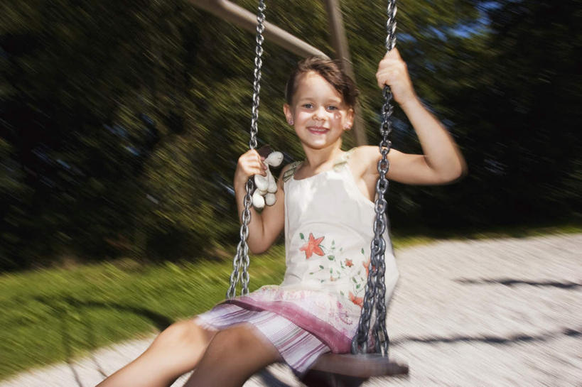 西方人,儿童,一个人,坐,笑,微笑,横图,室外,白天,正面,裙子,游戏,纯洁,草地,草坪,植物,欧洲,欧洲人,仅一个女性,仅一个人,握,摇摆,阴影,连衣裙,朦胧,模糊,光线,影子,玩,注视,娱乐,草,树,树木,小孩,绿色,阳光,自然,秋千,荡秋千,观察,看,仅一个小孩,休闲,可爱,童年,童趣,握着,生长,成长,观看,活动,察看,关注,摇晃,童真,烂漫,无邪,天真,女孩,女人,女性,白种人,孩子,玩耍,嬉戏,坐着,半身,彩图,女生