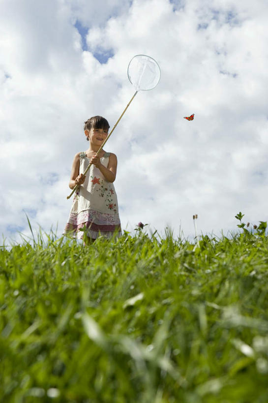 西方人,儿童,一个人,站,笑,微笑,露齿笑,竖图,室外,白天,仰视,裙子,纯洁,草地,草坪,植物,蝴蝶,欧洲,欧洲人,仅一个女性,仅一个人,握,阴影,连衣裙,光线,昆虫,影子,云,云朵,捕虫网,拿,云彩,拿着,注视,草,一只,小孩,蓝色,绿色,白云,蓝天,天空,阳光,动物,天,观察,看,站着,仅一个小孩,可爱,童年,童趣,握着,晴朗,观看,扫网,水网,察看,关注,益虫,童真,烂漫,无邪,扑网,天真,女孩,女人,女性,白种人,孩子,晴空,站立,彩图,低角度拍摄,全身,女生
