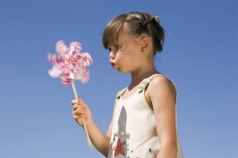 西方人,儿童,一个人,站,笑,微笑,露齿笑,横图,室外,白天,仰视,裙子,快乐,自由,幸福,纯洁,风车,玩具,欧洲,欧洲人,仅一个女性,仅一个人,握,阴影,连衣裙,光线,影子,拿,拿着,注视,娱乐,一个,小孩,蓝色,蓝天,天空,阳光,天,吹,观察,看,站着,仅一个小孩,休闲,喜庆,活力,可爱,童年,童趣,握着,晴朗,单个,观看,希望,吉祥,察看,象征,关注,和平,梦想,童真,烂漫,无邪,忠诚,万里无云,进取,灵动,勇敢,勤奋,天真,团结,幸运,女孩,女人,女性,白种人,孩子,晴空,晴空万里,站立,半身,彩图,低角度拍摄,女生