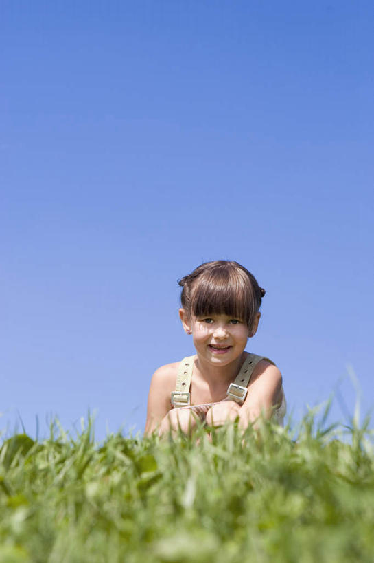 西方人,儿童,一个人,蹲,笑,微笑,露齿笑,竖图,室外,白天,仰视,裙子,纯洁,草地,草坪,植物,欧洲,欧洲人,仅一个女性,仅一个人,阴影,连衣裙,光线,影子,注视,草,小孩,蓝色,绿色,蓝天,天空,阳光,天,观察,看,仅一个小孩,可爱,童年,童趣,晴朗,观看,察看,关注,童真,烂漫,无邪,万里无云,天真,女孩,女人,女性,白种人,孩子,晴空,晴空万里,蹲着,半身,彩图,低角度拍摄,女生