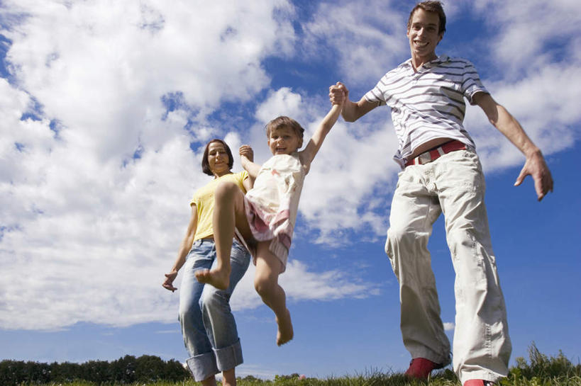 西方人,儿童,中年人,三个人,家庭,夫妻,母亲,父亲,女儿,站,举,握手,笑,微笑,露齿笑,横图,室外,白天,仰视,爱情,纯洁,草地,草坪,植物,欧洲,欧洲人,阴影,服装,光线,影子,云,云朵,浪漫,云彩,注视,休闲装,草,小孩,衣服,蓝色,绿色,白云,蓝天,天空,阳光,天,观察,看,托,站着,休闲,温暖,温馨,父女,母女,三口之家,一家人,休闲服,恩爱,父爱,可爱,母爱,童年,童趣,恋人,服饰,晴朗,观看,和睦,察看,关注,童真,烂漫,无邪,天真,男人,男性,女孩,女人,女性,中年男性,中年女性,白种人,孩子,夫妇,情侣,晴空,搀手,举起,举手,举着,拉手,手搀手,手拉手,手牵手,手握手,向上举,向上伸,向上托,站立,彩图,低角度拍摄,全身,伴侣,融洽,女生