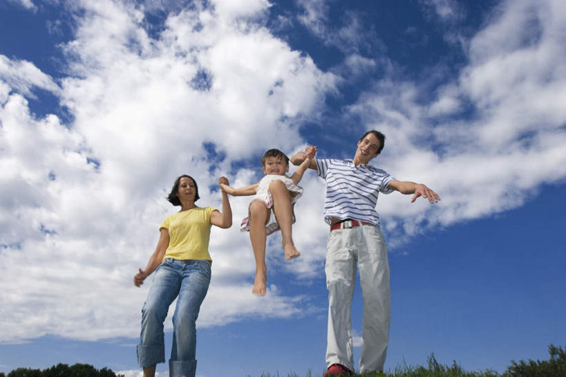 西方人,儿童,中年人,三个人,家庭,夫妻,母亲,父亲,女儿,站,举,握手,笑,微笑,露齿笑,横图,室外,白天,仰视,爱情,纯洁,草地,草坪,植物,欧洲,欧洲人,阴影,服装,光线,影子,云,云朵,浪漫,云彩,注视,休闲装,草,小孩,衣服,蓝色,绿色,白云,蓝天,天空,阳光,天,观察,看,托,站着,休闲,温暖,温馨,父女,母女,三口之家,一家人,休闲服,恩爱,父爱,可爱,母爱,童年,童趣,恋人,服饰,晴朗,观看,和睦,察看,关注,童真,烂漫,无邪,天真,男人,男性,女孩,女人,女性,中年男性,中年女性,白种人,孩子,夫妇,情侣,晴空,搀手,举起,举手,举着,拉手,手搀手,手拉手,手牵手,手握手,向上举,向上伸,向上托,站立,彩图,低角度拍摄,全身,伴侣,融洽,女生