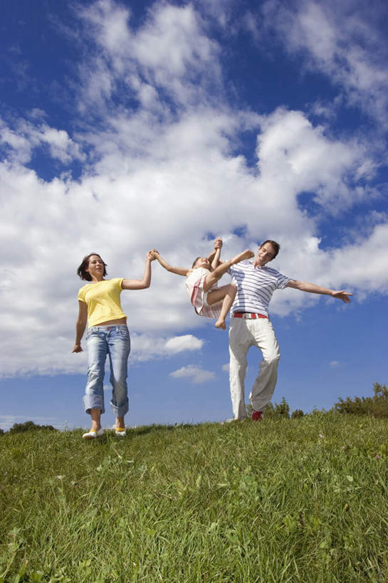 西方人,儿童,中年人,三个人,家庭,夫妻,母亲,父亲,女儿,站,举,握手,笑,微笑,露齿笑,竖图,室外,白天,仰视,爱情,纯洁,草地,草坪,植物,欧洲,欧洲人,阴影,服装,光线,影子,云,云朵,浪漫,云彩,注视,休闲装,草,小孩,衣服,蓝色,绿色,白云,蓝天,天空,阳光,天,观察,看,托,站着,休闲,温暖,温馨,父女,母女,三口之家,一家人,休闲服,恩爱,父爱,可爱,母爱,童年,童趣,恋人,服饰,晴朗,观看,和睦,察看,关注,童真,烂漫,无邪,天真,男人,男性,女孩,女人,女性,中年男性,中年女性,白种人,孩子,夫妇,情侣,晴空,搀手,举起,举手,举着,拉手,手搀手,手拉手,手牵手,手握手,向上举,向上伸,向上托,站立,彩图,低角度拍摄,全身,伴侣,融洽,女生