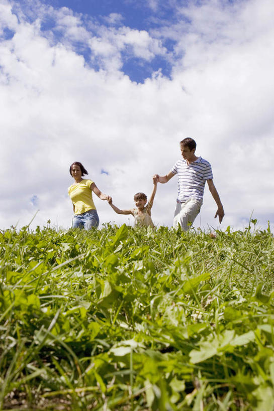 西方人,儿童,中年人,三个人,家庭,夫妻,母亲,父亲,女儿,走,举,握手,笑,微笑,露齿笑,竖图,室外,白天,仰视,爱情,纯洁,草地,草坪,植物,欧洲,欧洲人,一排,阴影,服装,整齐,光线,影子,云,云朵,浪漫,云彩,注视,休闲装,草,排列,小孩,衣服,蓝色,绿色,白云,蓝天,天空,阳光,天,观察,看,托,休闲,温暖,温馨,父女,母女,三口之家,一家人,休闲服,恩爱,父爱,可爱,母爱,童年,童趣,恋人,服饰,晴朗,观看,和睦,察看,队列,关注,童真,烂漫,无邪,天真,男人,男性,女孩,女人,女性,中年男性,中年女性,白种人,孩子,夫妇,情侣,晴空,步行,搀手,举起,举手,举着,拉手,散步,手搀手,手拉手,手牵手,手握手,向上举,向上伸,向上托,走路,彩图,低角度拍摄,全身,伴侣,融洽,女生