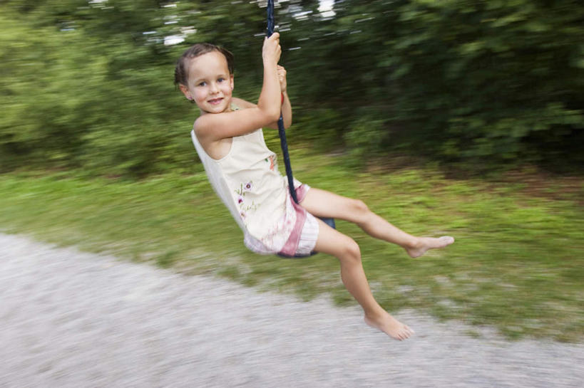 西方人,儿童,一个人,坐,笑,微笑,横图,室外,白天,正面,裙子,游戏,纯洁,草地,草坪,植物,欧洲,欧洲人,仅一个女性,仅一个人,握,摇摆,连衣裙,朦胧,模糊,玩,注视,光脚,娱乐,草,树,树木,小孩,绿色,自然,秋千,荡秋千,观察,看,仅一个小孩,休闲,赤脚,可爱,童年,童趣,握着,生长,成长,观看,活动,察看,关注,摇晃,童真,烂漫,无邪,天真,女孩,女人,女性,白种人,孩子,玩耍,嬉戏,坐着,彩图,全身,女生