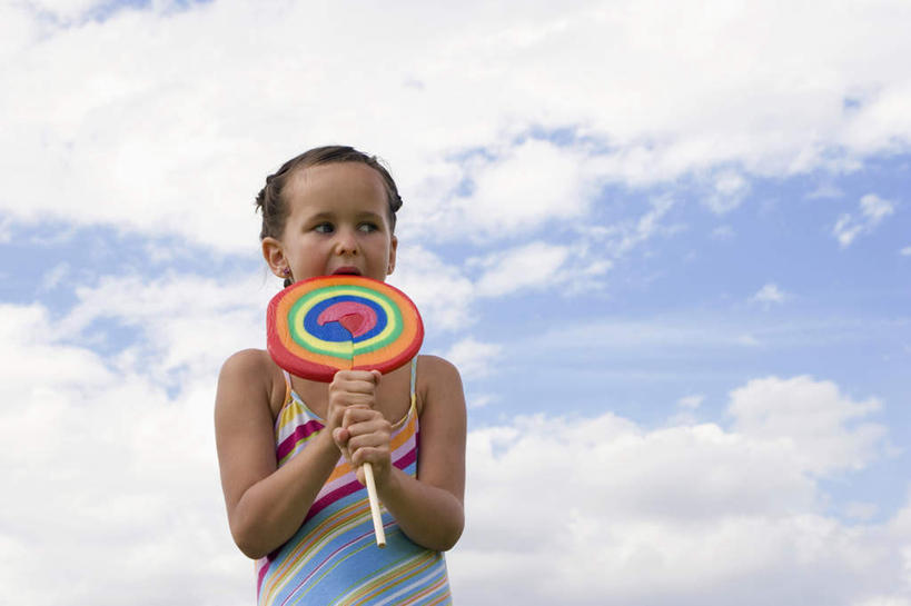 西方人,儿童,一个人,站,吃,横图,室内,白天,仰视,裙子,纯洁,欧洲,欧洲人,仅一个女性,仅一个人,一根,握,阴影,连衣裙,光线,棒棒糖,影子,云,云朵,食品,糖,糖果,甜点,甜品,拿,云彩,拿着,注视,食物,小孩,蓝色,白云,蓝天,天空,阳光,甜食,天,观察,看,站着,仅一个小孩,可爱,童年,童趣,舔,握着,晴朗,观看,吊带裙,察看,关注,童真,烂漫,无邪,天真,女孩,女人,女性,白种人,孩子,晴空,嚼,食,站立,半身,彩图,低角度拍摄,女生