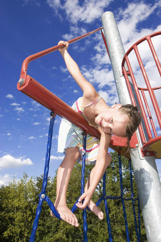 西方人,儿童,一个人,游乐园,站,举,笑,攀登,微笑,露齿笑,竖图,室外,白天,仰视,裙子,纯洁,游乐场,欧洲,欧洲人,仅一个女性,仅一个人,握,阴影,连衣裙,光线,梯子,影子,阶梯,木梯,云,云朵,云彩,注视,小孩,蓝色,白云,蓝天,天空,阳光,天,观察,看,托,站着,仅一个小孩,爬,可爱,童年,童趣,握着,晴朗,观看,上升,察看,关注,童真,烂漫,无邪,登高,乐园,天真,女孩,女人,女性,白种人,孩子,晴空,举起,举手,举着,攀爬,向上举,向上伸,向上托,站立,彩图,低角度拍摄,全身,女生