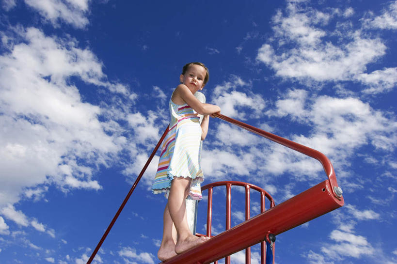 西方人,儿童,一个人,游乐园,站,笑,攀登,微笑,露齿笑,横图,室外,白天,仰视,裙子,纯洁,游乐场,欧洲,欧洲人,仅一个女性,仅一个人,握,阴影,连衣裙,光线,梯子,影子,阶梯,木梯,云,云朵,云彩,注视,小孩,蓝色,白云,蓝天,天空,阳光,天,观察,看,站着,仅一个小孩,爬,可爱,童年,童趣,握着,晴朗,观看,上升,察看,关注,童真,烂漫,无邪,登高,乐园,天真,女孩,女人,女性,白种人,孩子,晴空,攀爬,站立,彩图,低角度拍摄,全身,女生