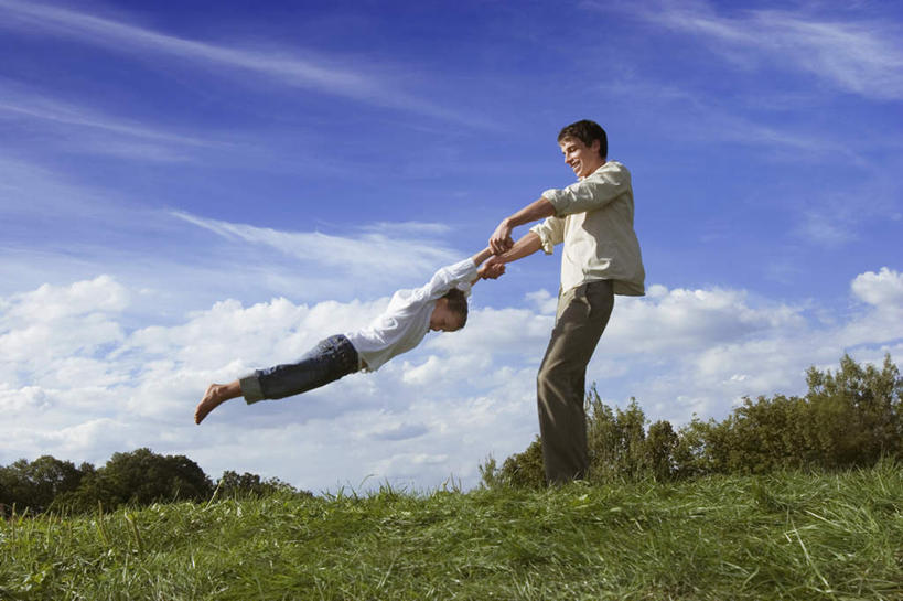 西方人,儿童,中年人,两个人,家庭,父亲,女儿,站,握手,横图,室外,白天,仰视,纯洁,草地,草坪,植物,欧洲,欧洲人,飞翔,阴影,服装,飞行,光线,影子,云,云朵,翱翔,云彩,注视,休闲装,飞,草,树,树木,小孩,衣服,蓝色,绿色,白云,蓝天,天空,阳光,自然,天,观察,看,站着,休闲,温暖,温馨,父女,一家人,休闲服,父爱,可爱,童年,童趣,服饰,生长,晴朗,成长,观看,和睦,察看,关注,童真,烂漫,无邪,天真,男人,男性,女孩,中年男性,白种人,孩子,晴空,搀手,拉手,手搀手,手拉手,手牵手,手握手,站立,彩图,低角度拍摄,全身,融洽,女生