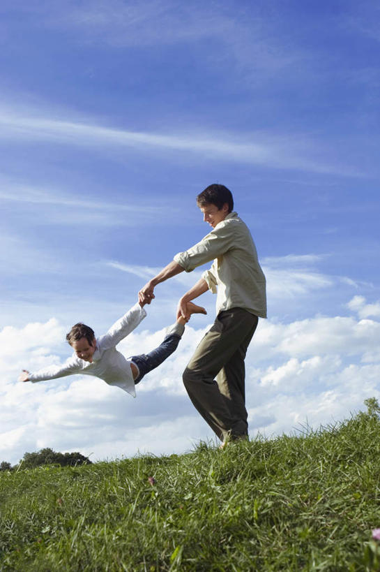 西方人,儿童,中年人,两个人,家庭,父亲,女儿,站,握手,竖图,室外,白天,仰视,纯洁,草地,草坪,植物,欧洲,欧洲人,飞翔,阴影,服装,飞行,光线,影子,云,云朵,翱翔,云彩,注视,休闲装,飞,草,树,树木,小孩,衣服,蓝色,绿色,白云,蓝天,天空,阳光,自然,天,观察,看,站着,休闲,温暖,温馨,父女,一家人,休闲服,父爱,可爱,童年,童趣,服饰,生长,晴朗,成长,观看,和睦,察看,关注,童真,烂漫,无邪,天真,男人,男性,女孩,中年男性,白种人,孩子,晴空,搀手,拉手,手搀手,手拉手,手牵手,手握手,站立,彩图,低角度拍摄,全身,融洽,女生