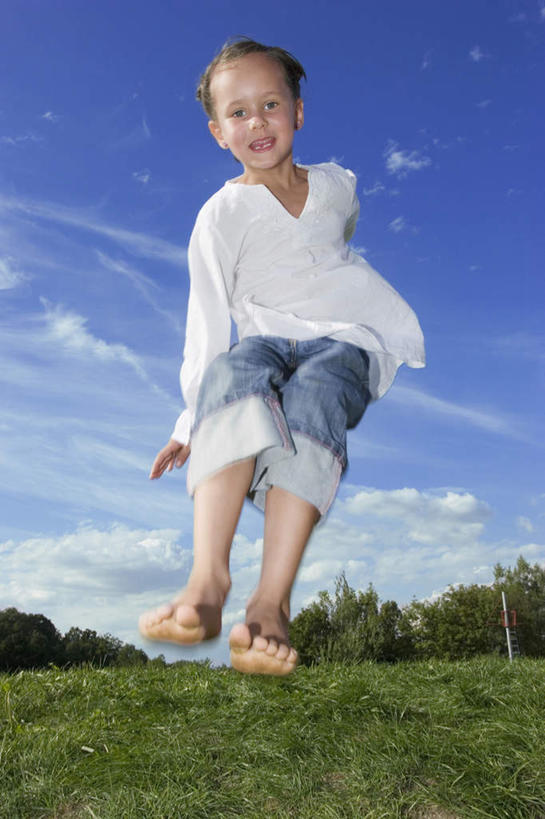 西方人,儿童,一个人,跳,笑,微笑,露齿笑,竖图,室外,白天,仰视,纯洁,欧洲,欧洲人,仅一个女性,仅一个人,阴影,服装,光线,影子,云,云朵,半空,云彩,注视,休闲装,小孩,衣服,蓝色,白云,蓝天,天空,阳光,天,观察,看,仅一个小孩,休闲,休闲服,可爱,童年,童趣,服饰,晴朗,观看,察看,关注,童真,烂漫,无邪,天真,女孩,女人,女性,白种人,孩子,晴空,跳跃,彩图,低角度拍摄,全身,女生