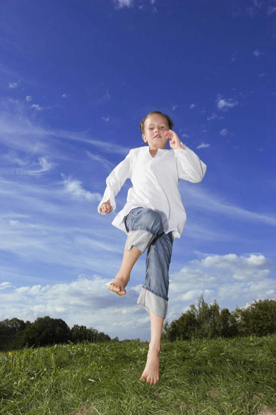 西方人,儿童,一个人,跳,笑,微笑,露齿笑,竖图,室外,白天,仰视,纯洁,欧洲,欧洲人,仅一个女性,仅一个人,阴影,服装,光线,影子,云,云朵,半空,云彩,注视,休闲装,小孩,衣服,蓝色,白云,蓝天,天空,阳光,天,观察,看,仅一个小孩,休闲,休闲服,可爱,童年,童趣,服饰,晴朗,观看,察看,关注,童真,烂漫,无邪,天真,女孩,女人,女性,白种人,孩子,晴空,跳跃,彩图,低角度拍摄,全身,女生