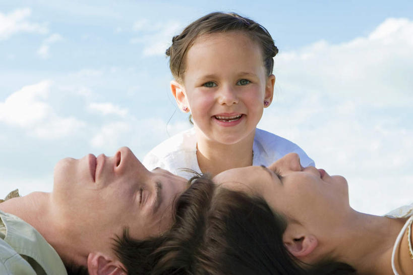 西方人,儿童,中年人,脸,头,脸颊,三个人,家庭,夫妻,母亲,父亲,女儿,躺,闭眼,笑,说,微笑,露齿笑,横图,室外,白天,正面,爱情,讨论,纯洁,欧洲,欧洲人,阴影,服装,光线,影子,云,云朵,浪漫,云彩,注视,休闲装,肩膀,小孩,衣服,蓝色,白云,蓝天,天空,阳光,天,观察,看,休闲,温暖,温馨,父女,母女,三口之家,一家人,休闲服,恩爱,父爱,可爱,母爱,童年,童趣,恋人,服饰,晴朗,观看,和睦,察看,关注,童真,烂漫,无邪,卧着,交流,天真,男人,男性,女孩,女人,女性,中年男性,中年女性,白种人,孩子,头部,脸部,脸蛋,面部,夫妇,情侣,晴空,闭眼睛,闭着眼,闭着眼睛,沟通,讲话,交谈,商讨,说话,谈话,躺着,卧,半身,彩图,伴侣,融洽,女生