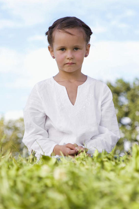 西方人,儿童,一个人,坐,笑,微笑,竖图,室外,白天,正面,纯洁,草地,草坪,植物,欧洲,欧洲人,仅一个女性,仅一个人,阴影,服装,光线,影子,云,云朵,云彩,注视,休闲装,草,树,树木,小孩,衣服,蓝色,绿色,白色,白云,蓝天,天空,阳光,自然,天,观察,看,仅一个小孩,休闲,休闲服,可爱,童年,童趣,服饰,生长,晴朗,成长,观看,察看,关注,童真,烂漫,无邪,天真,女孩,女人,女性,白种人,孩子,晴空,坐着,半身,彩图,女生