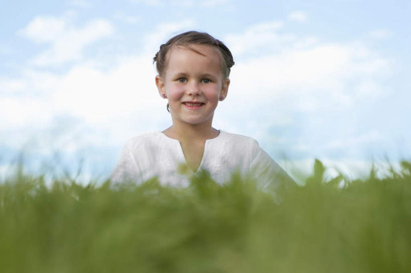 西方人,儿童,一个人,坐,笑,微笑,横图,室外,白天,正面,纯洁,草地,草坪,植物,欧洲,欧洲人,仅一个女性,仅一个人,阴影,服装,光线,影子,云,云朵,云彩,注视,休闲装,草,小孩,衣服,蓝色,绿色,白色,白云,蓝天,天空,阳光,天,观察,看,仅一个小孩,休闲,休闲服,可爱,童年,童趣,服饰,晴朗,观看,察看,关注,童真,烂漫,无邪,天真,女孩,女人,女性,白种人,孩子,晴空,坐着,半身,彩图,女生