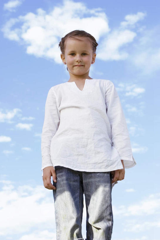 西方人,儿童,一个人,站,笑,微笑,露齿笑,竖图,室外,白天,仰视,纯洁,欧洲,欧洲人,仅一个女性,仅一个人,阴影,服装,光线,影子,云,云朵,云彩,注视,休闲装,小孩,衣服,蓝色,白云,蓝天,天空,阳光,天,观察,看,站着,仅一个小孩,休闲,休闲服,可爱,童年,童趣,服饰,晴朗,观看,察看,关注,童真,烂漫,无邪,天真,女孩,女人,女性,白种人,孩子,晴空,站立,半身,彩图,低角度拍摄,女生