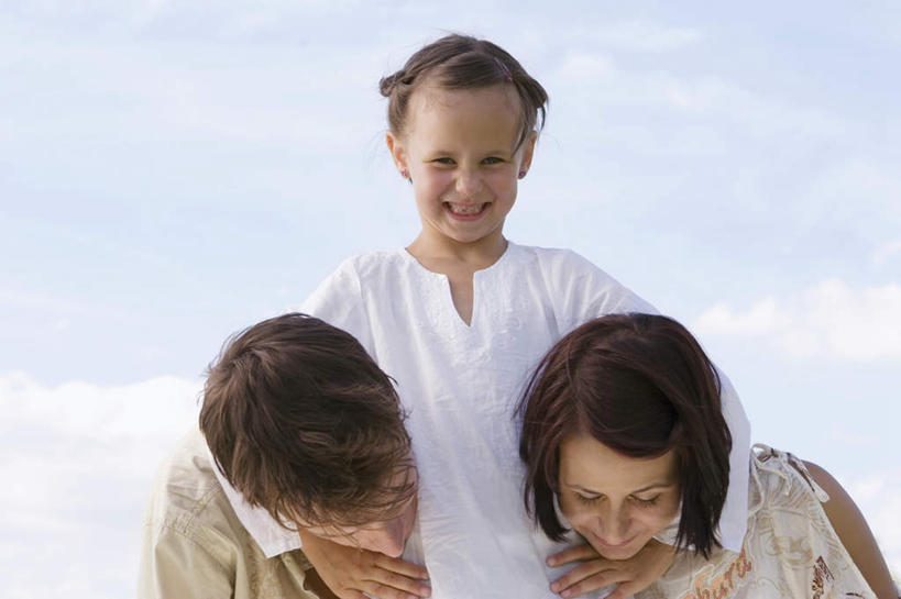 西方人,儿童,中年人,三个人,家庭,夫妻,母亲,父亲,女儿,站,跪,抱,笑,微笑,露齿笑,横图,室外,白天,仰视,爱情,纯洁,欧洲,欧洲人,阴影,服装,光线,影子,云,云朵,浪漫,云彩,注视,休闲装,小孩,衣服,蓝色,白云,蓝天,天空,阳光,天,观察,看,站着,休闲,温暖,温馨,父女,母女,三口之家,一家人,休闲服,恩爱,父爱,可爱,母爱,童年,童趣,恋人,服饰,晴朗,抱着,观看,和睦,察看,搂着,关注,童真,烂漫,无邪,天真,男人,男性,女孩,女人,女性,中年男性,中年女性,白种人,孩子,夫妇,情侣,晴空,跪着,怀抱,搂,搂抱,相抱,拥抱,站立,半身,彩图,低角度拍摄,伴侣,融洽,女生